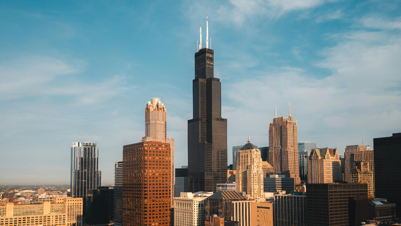 Guverner Pritzker posetio čikaško naselje Little Village tokom Noći veštica