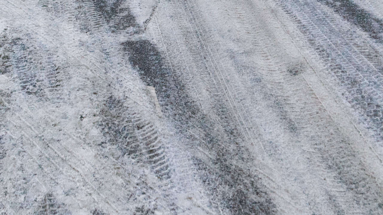 Vozači u Čikagu treba da budu oprezni zbog klizavih puteva dok stižu ledena kiša i sneg