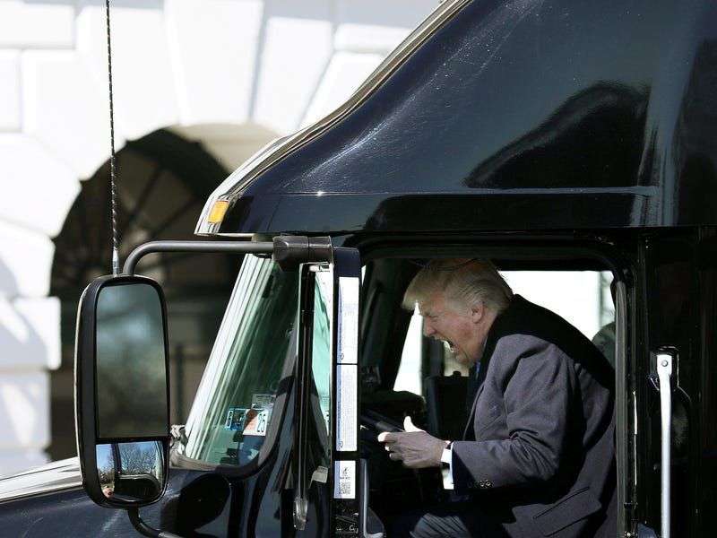 Donald Tramp dočekao vozače kamiona ispred Bele Kuće