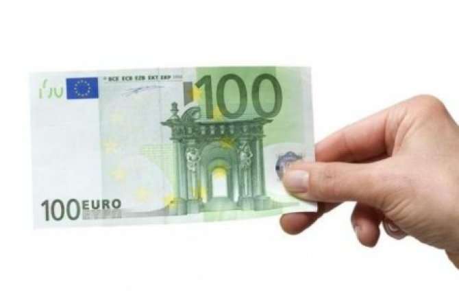 Državljani Srbije u inostranstvu imaju pravo na 100 evra pomoći. Evo kako da aplicirate!