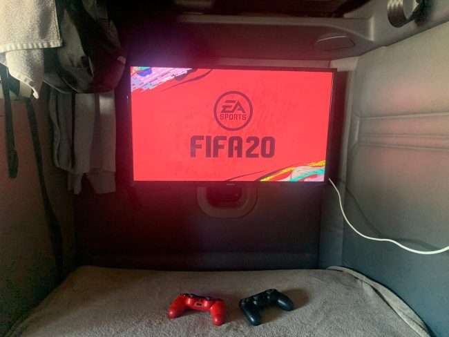 play station u kamionu