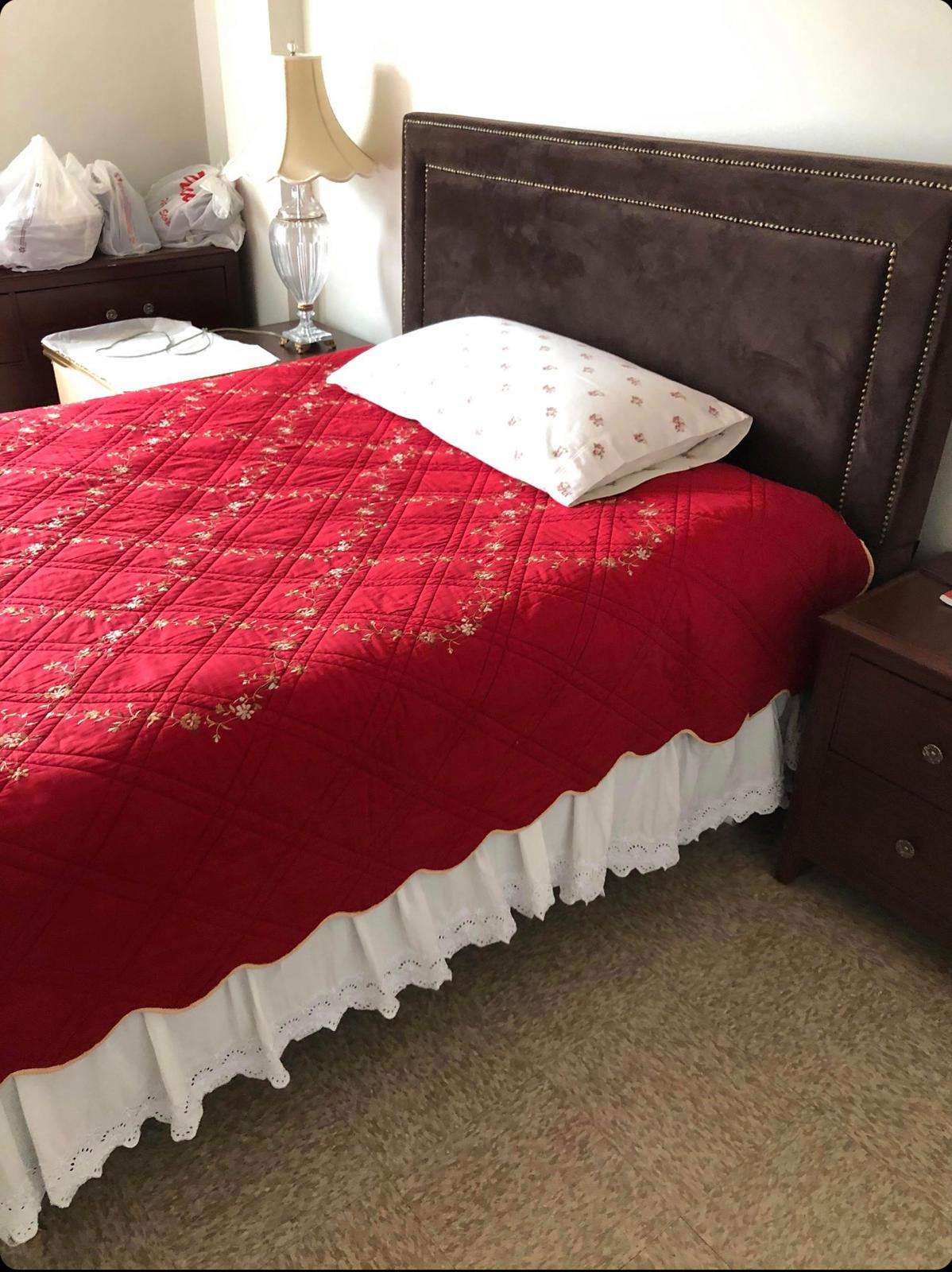 Na prodaju Queen Size krevet, sto za kompjuter i TV Samsung — Chica…