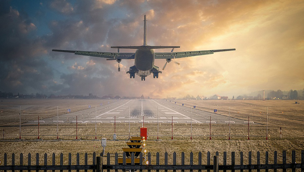 Avion sleće na pistu na aerodromu