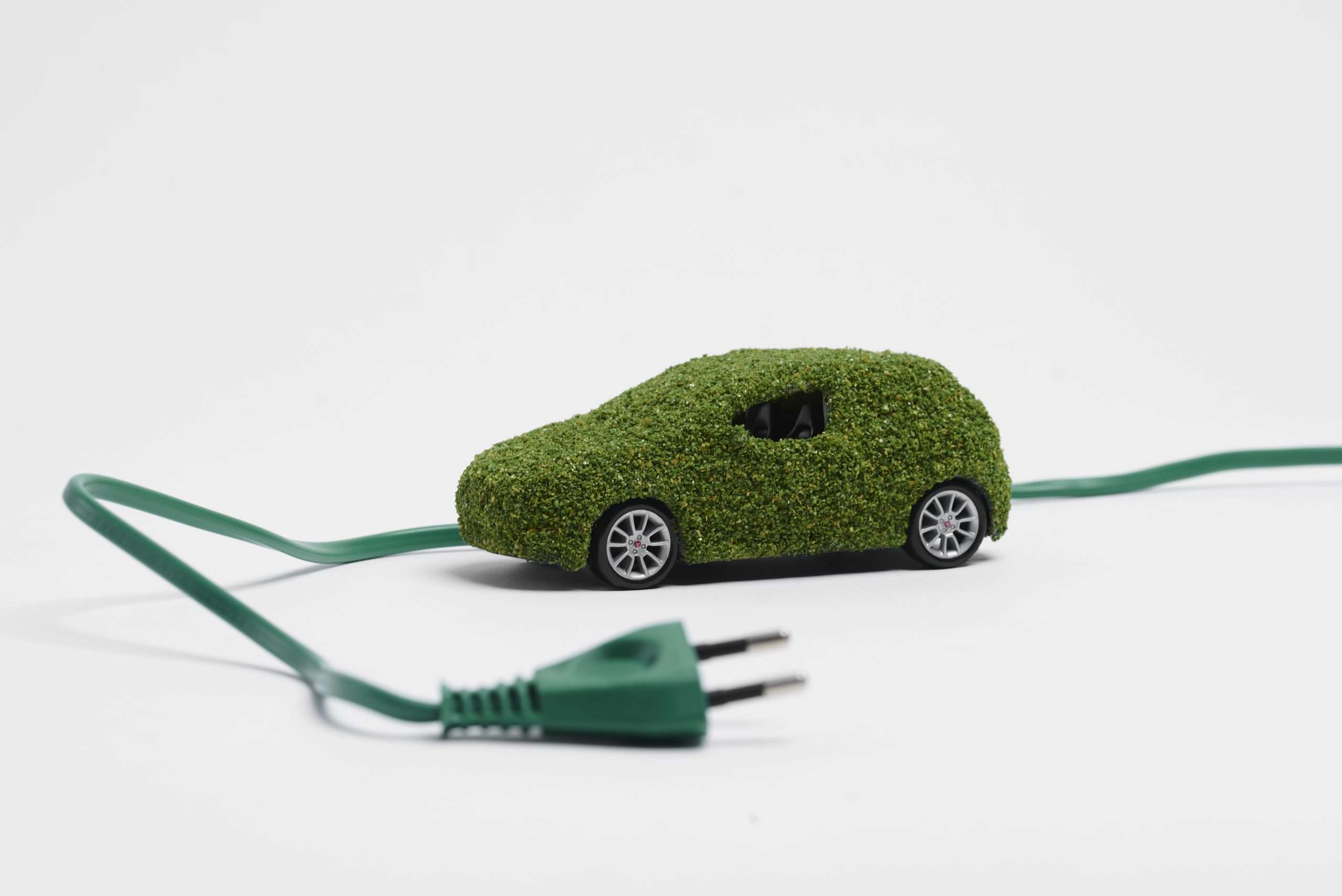 U Americi drastično raste potražnja za električnim automobilima zbog visoke cena goriva