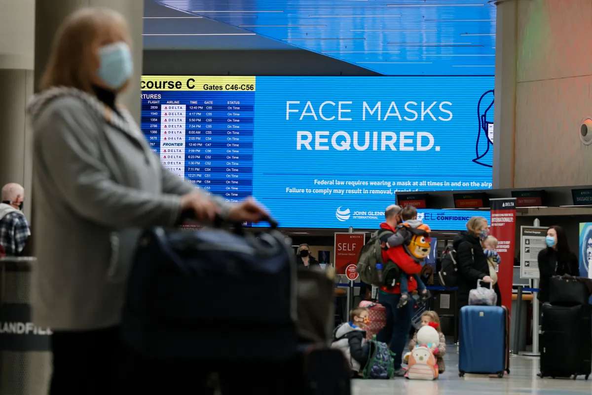Nakon više od dve godine ukinute maske u avionima i javnom prevozu