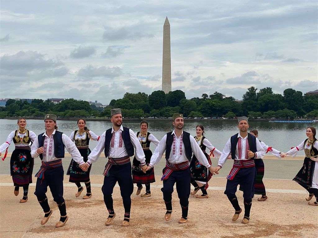 Srpsko kolo ispred Bele kuće u Vašingtonu - Chicago Glasnik