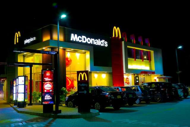 Evo koliko biste novca imali da ste uložili $1.000 u McDonald’s pre 10 godina