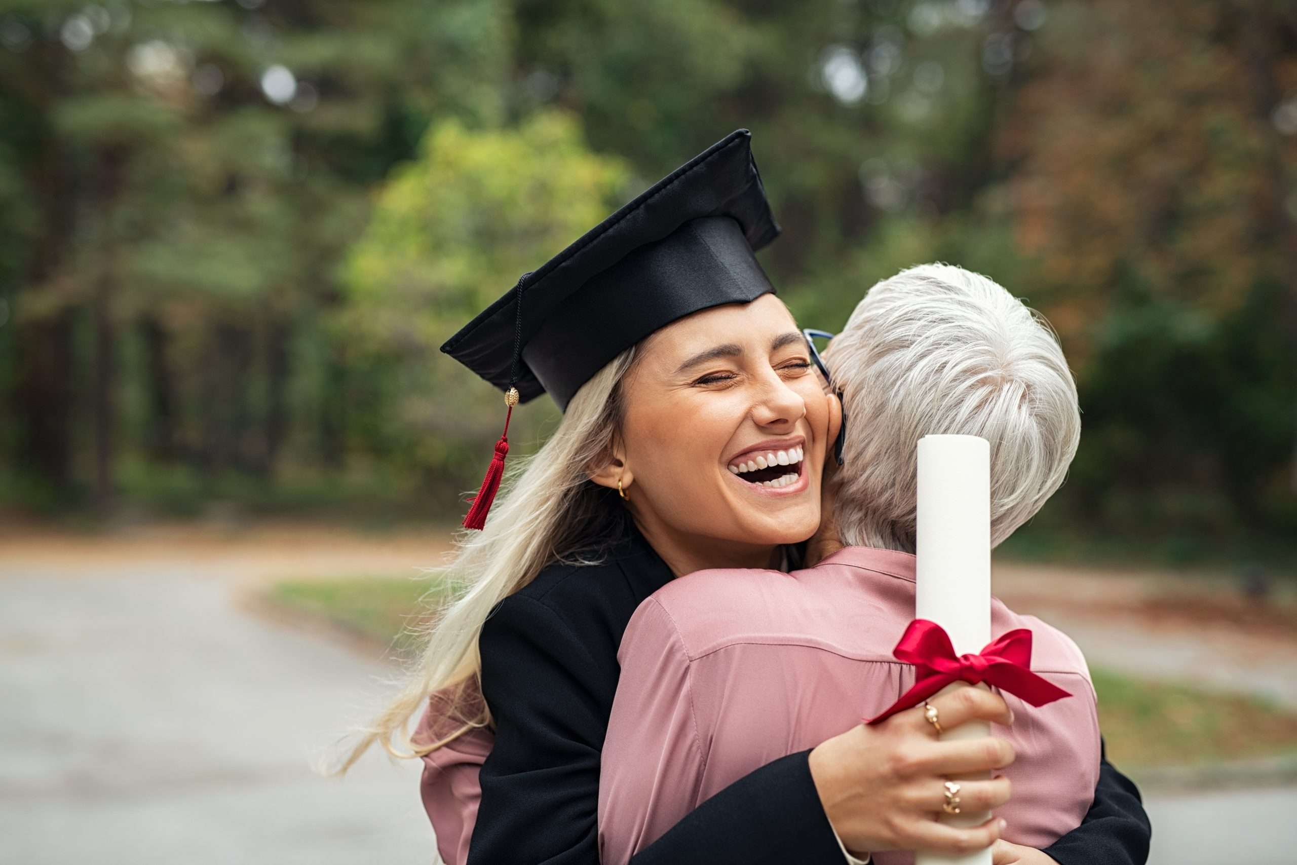 Zbog čega studenti u SAD bacaju kape na dodeli diploma?