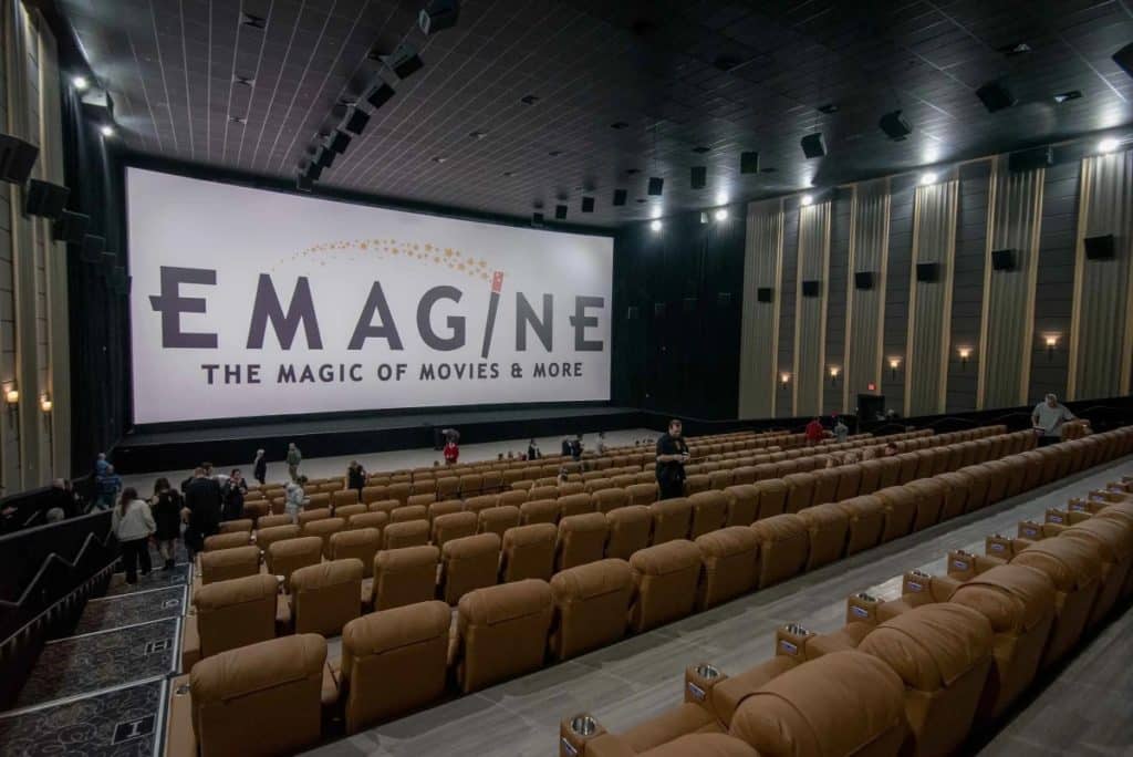 Filmski spektakl u Čikagu: Bioskop sa platnom veličine košarkaškog terena otvara vrata za posetioce