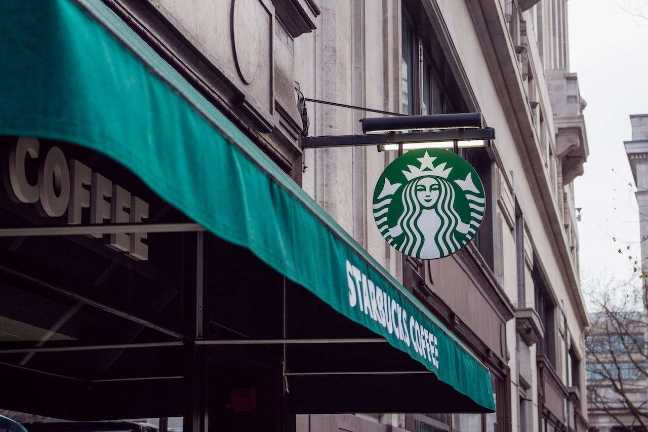 Starbucks povećava satnice: Evo koliko će sada radnici zarađivati - Chicago Glasnik