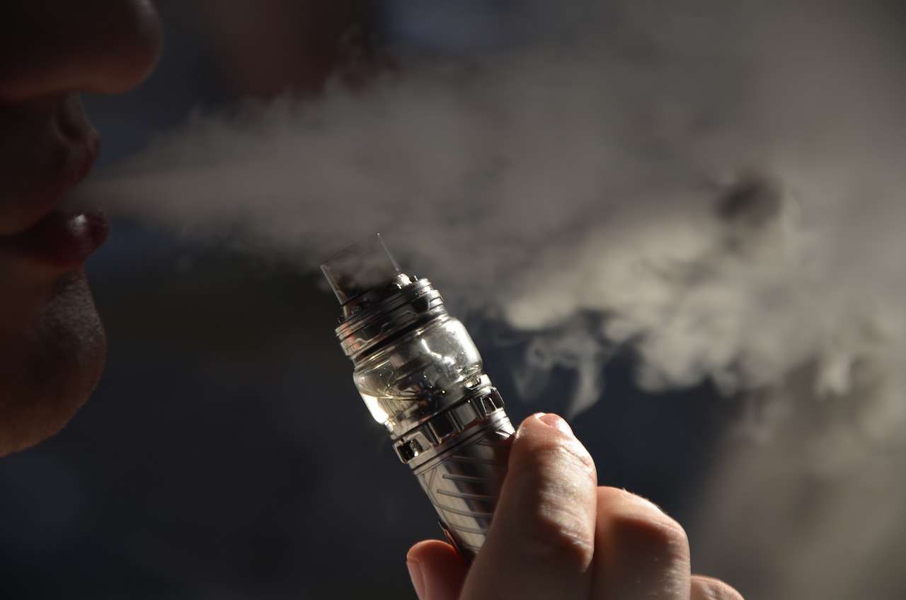 Od 1. januara: Ilinois zabranjuje pušenje e-cigareta u zatvorenom prostoru na javnim mestima - Chicago Glasnik
