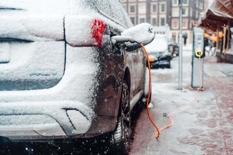 Čekaju i do četiri sata: Zbog ledenog talasa u Čikagu, svi vlasnici električnih automobila imaju isti problem - Chicago Glasnik