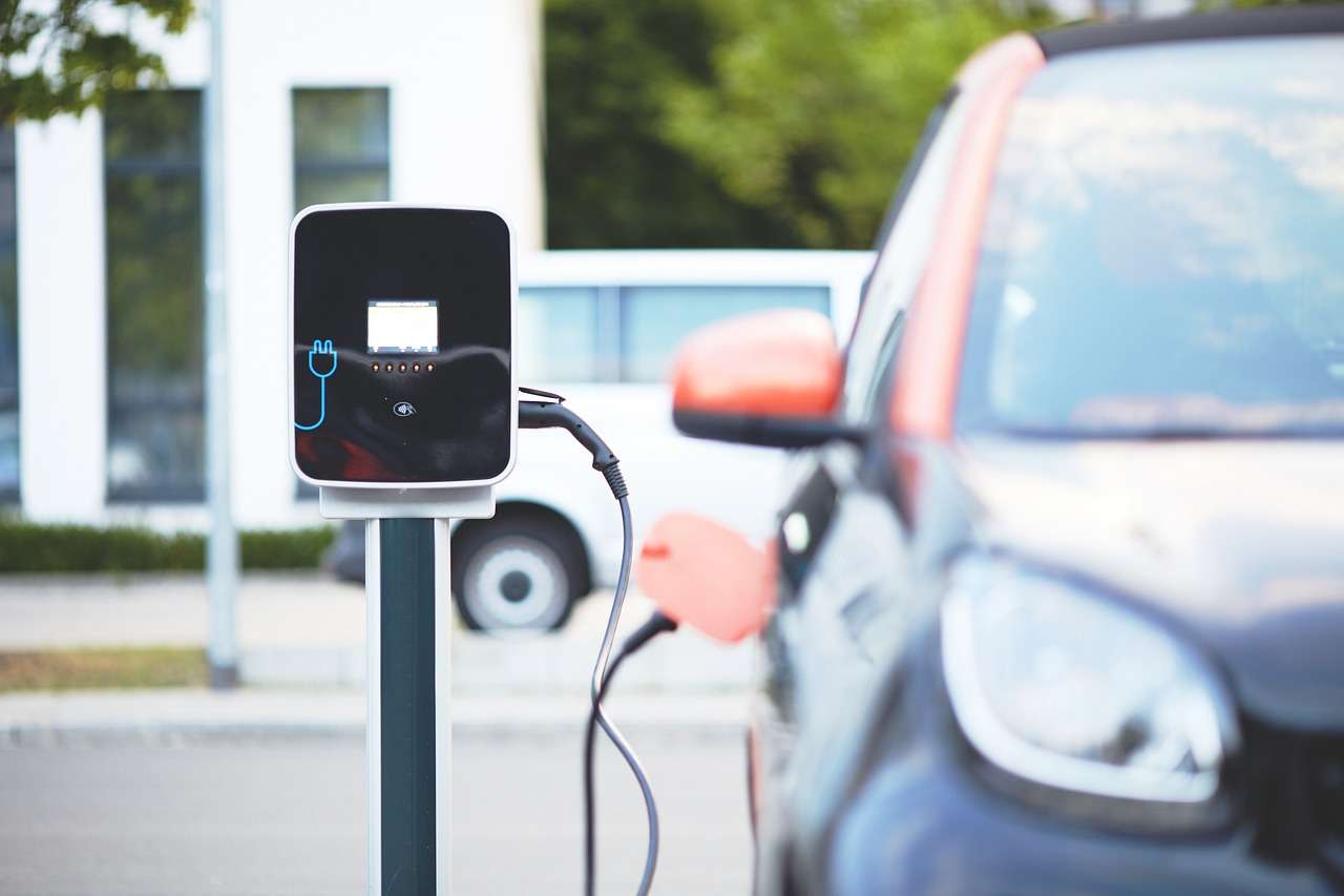 Visoke cene i nedostatak punjača odvraćaju Amerikance od električnih automobila - Chicago Glasnik