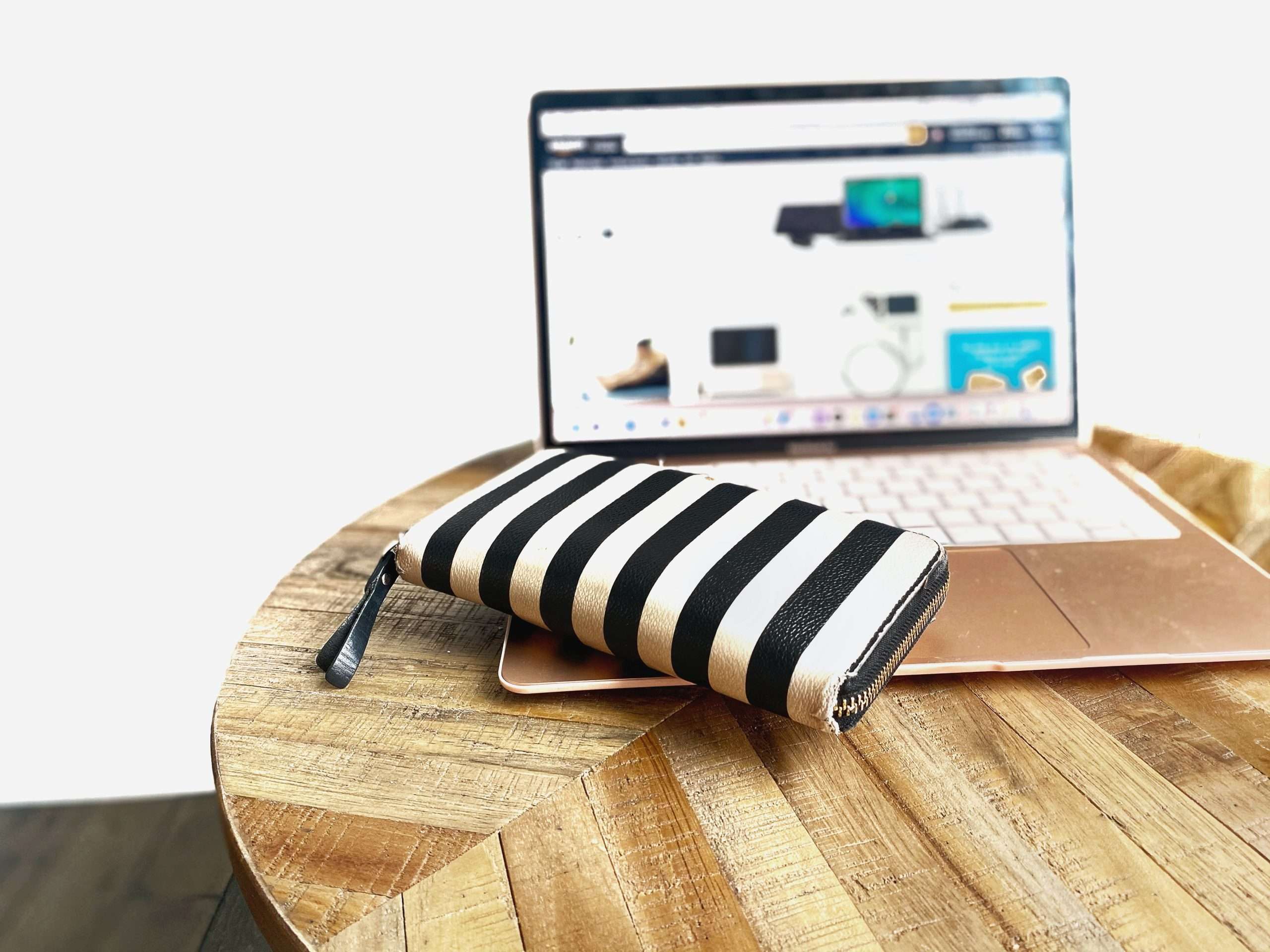Online prodaja tokom prazničnih dana raste dok opada broj posetilaca u prodavnicama pred Cyber Monday - Chicago Glasnik