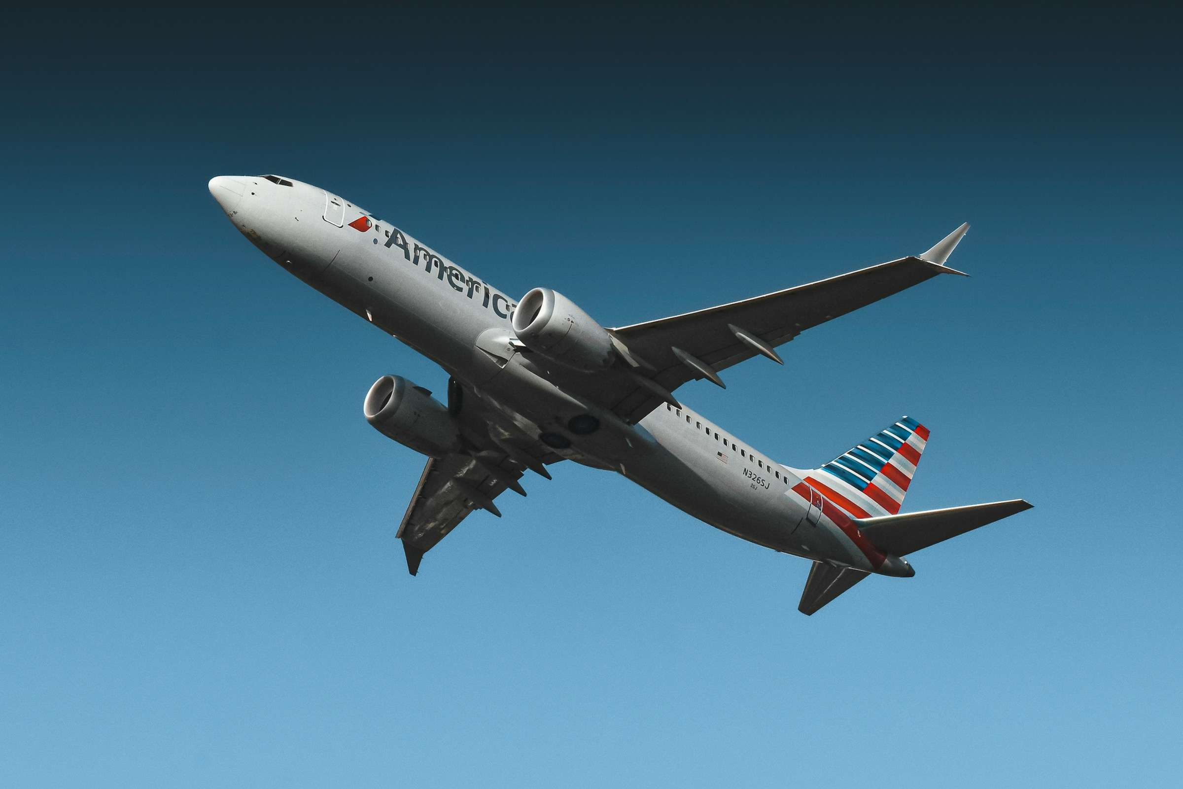 Nakon jutrošnjeg kolapsa i otkazivanja svih letova avioni kompanije American Airlines ponovo lete - Chicago Glasnik
