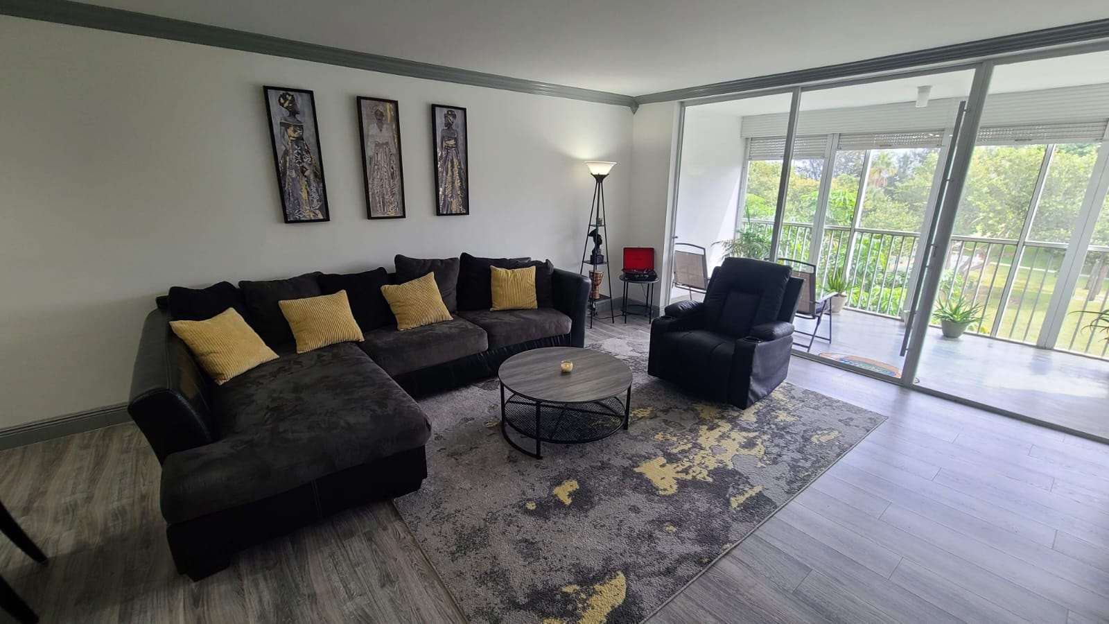 Izdajem potpuno namesten stan -1500 sqft, 3 sobe 2 kupatila u Pompano beachu, Florida - Chicago Glasnik