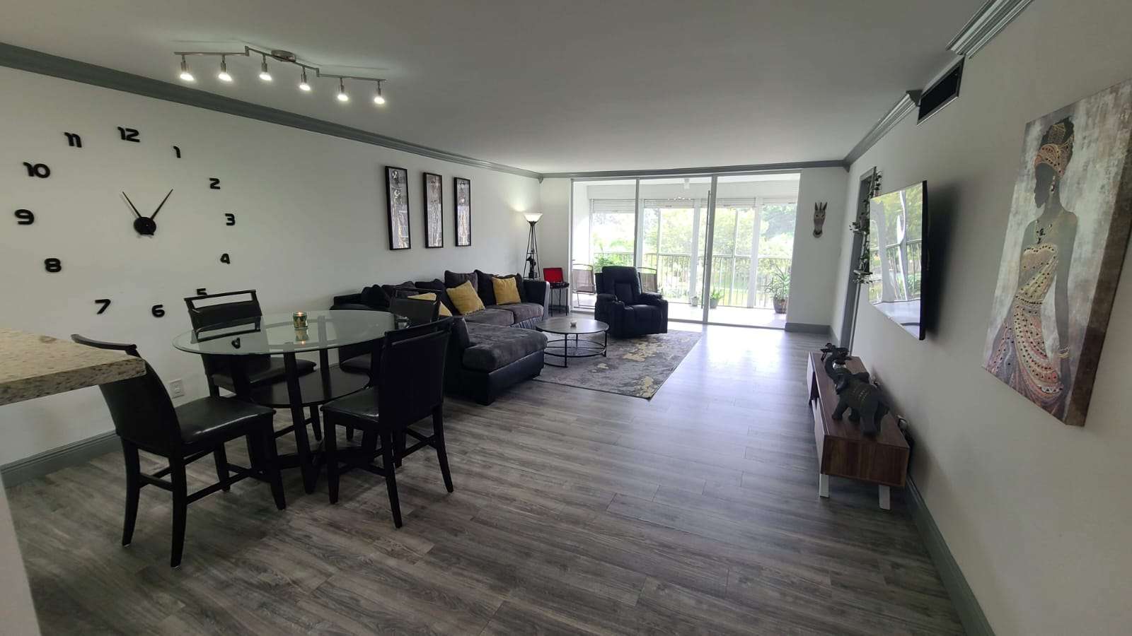 Izdajem potpuno namesten trosoban stan u Pompano beachu, Florida – $2700 mesecno - Chicago Glasnik