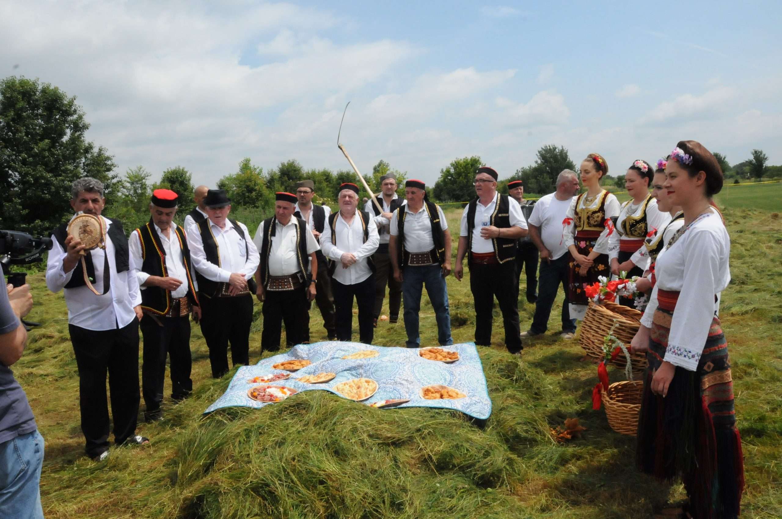 Miris sveže trave i zvuci gusala: Druga tradicionalna kosidba kod Čikaga okuplja dijasporu - Chicago Glasnik