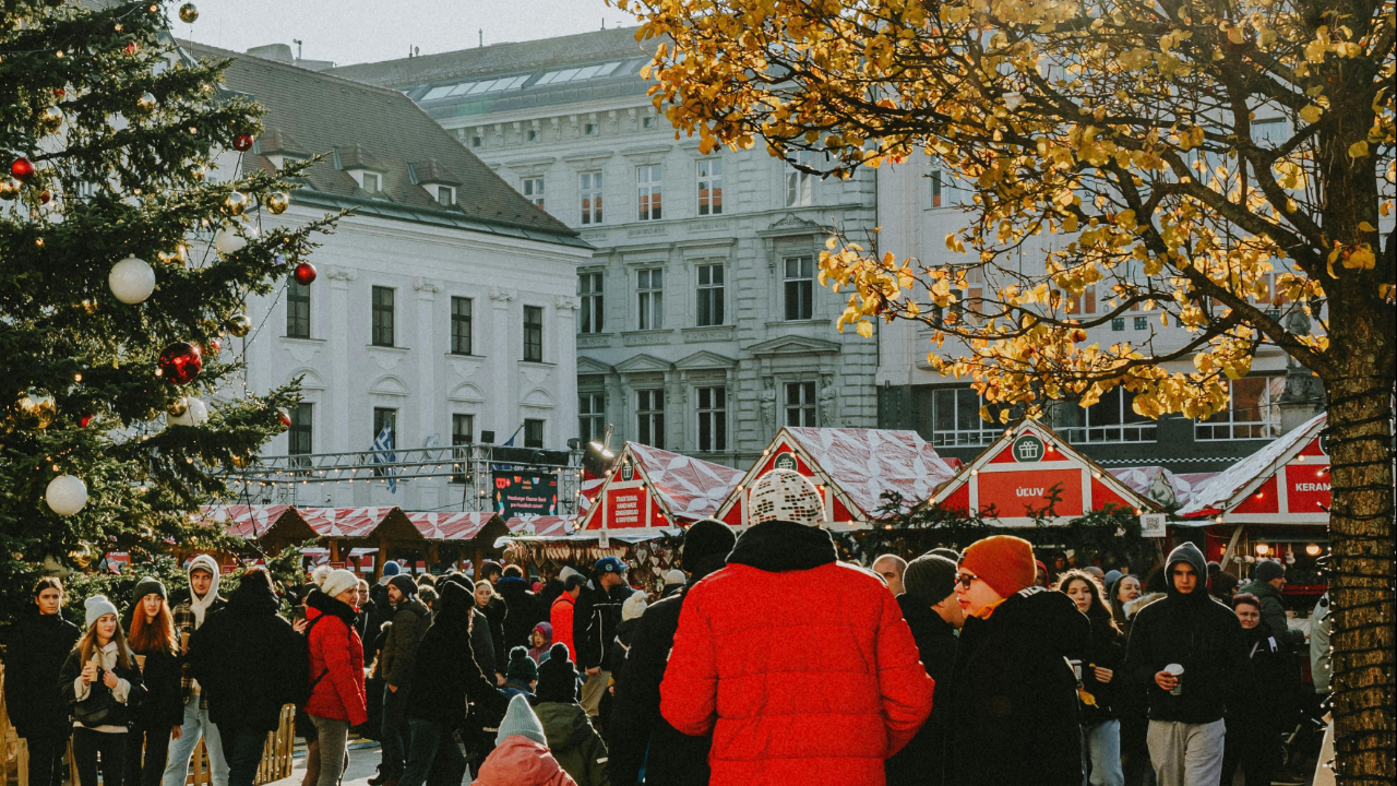 3 sata od Čikaga - „najbolji božićni vašar“ u SAD, sa drvenim kućicama, krompir palačinkama i toplim kuvanim vinom u šoljama u obliku čizme