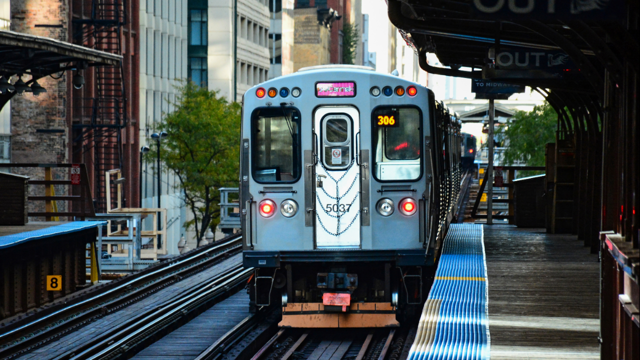 Pritzker i Johnson odbacuju upozorenje o obustavi federalnog finansiranja zbog bezbednosnih problema u CTA