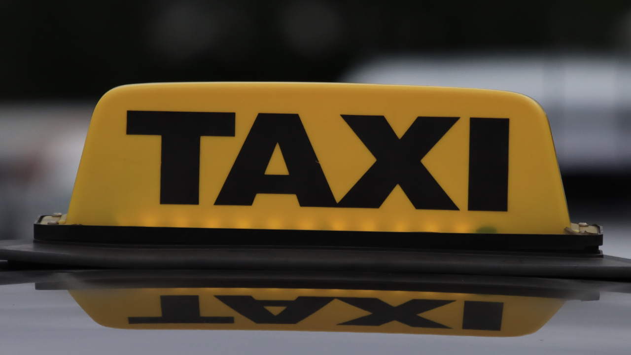 Zakonodavci razmatraju dodatnu taksu na Uber i dostavu hrane kako bi popunili budžetski jaz