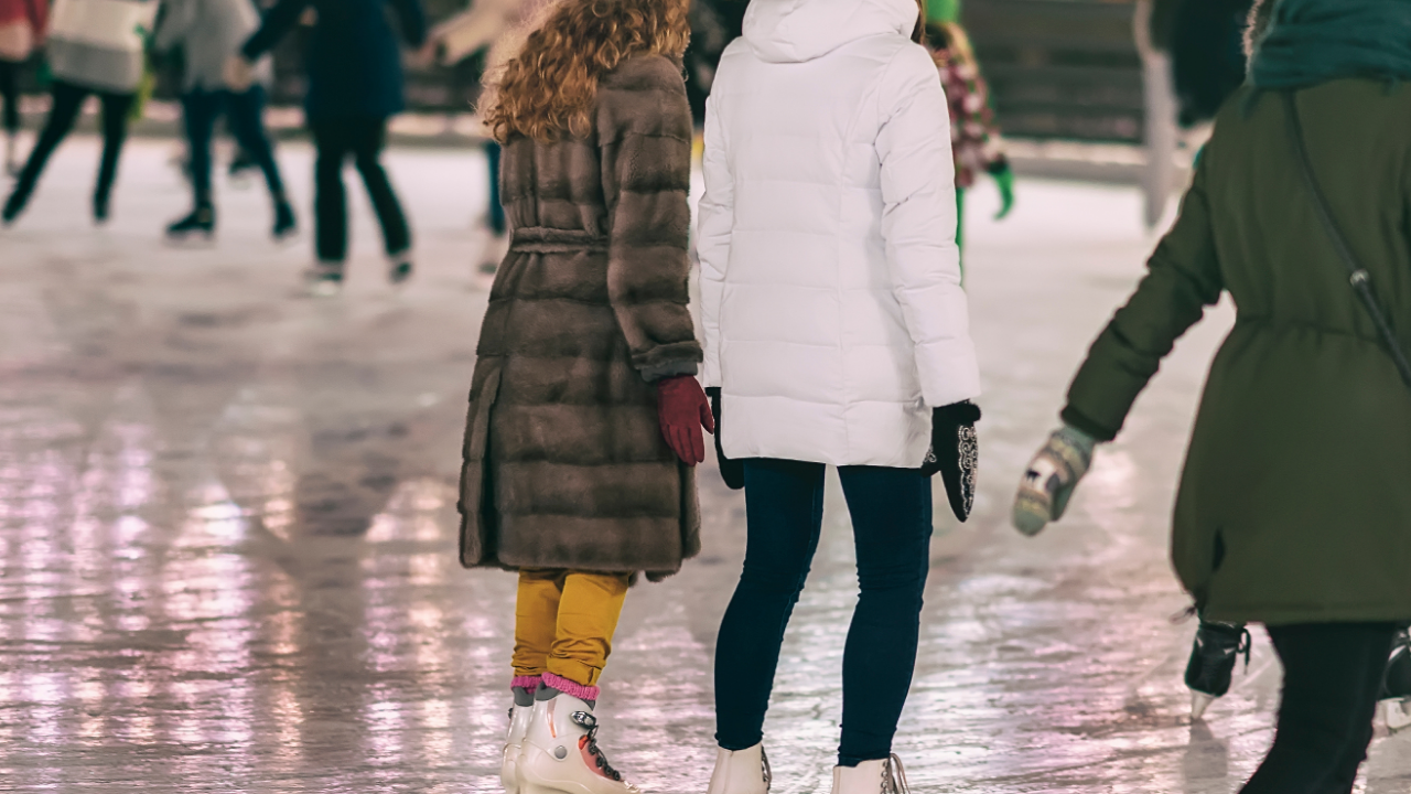 Samo sat vremena od Čikaga — spektakularna svetlosna predstava inspirisana filmovima, sa klizanjem i prazničnim drvetom od šest metara