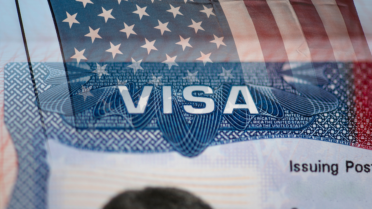 Kada bi mogla da bude ukinuta pauza u zakazivanju termina za američke vize? Postoje tri moguća scenarija