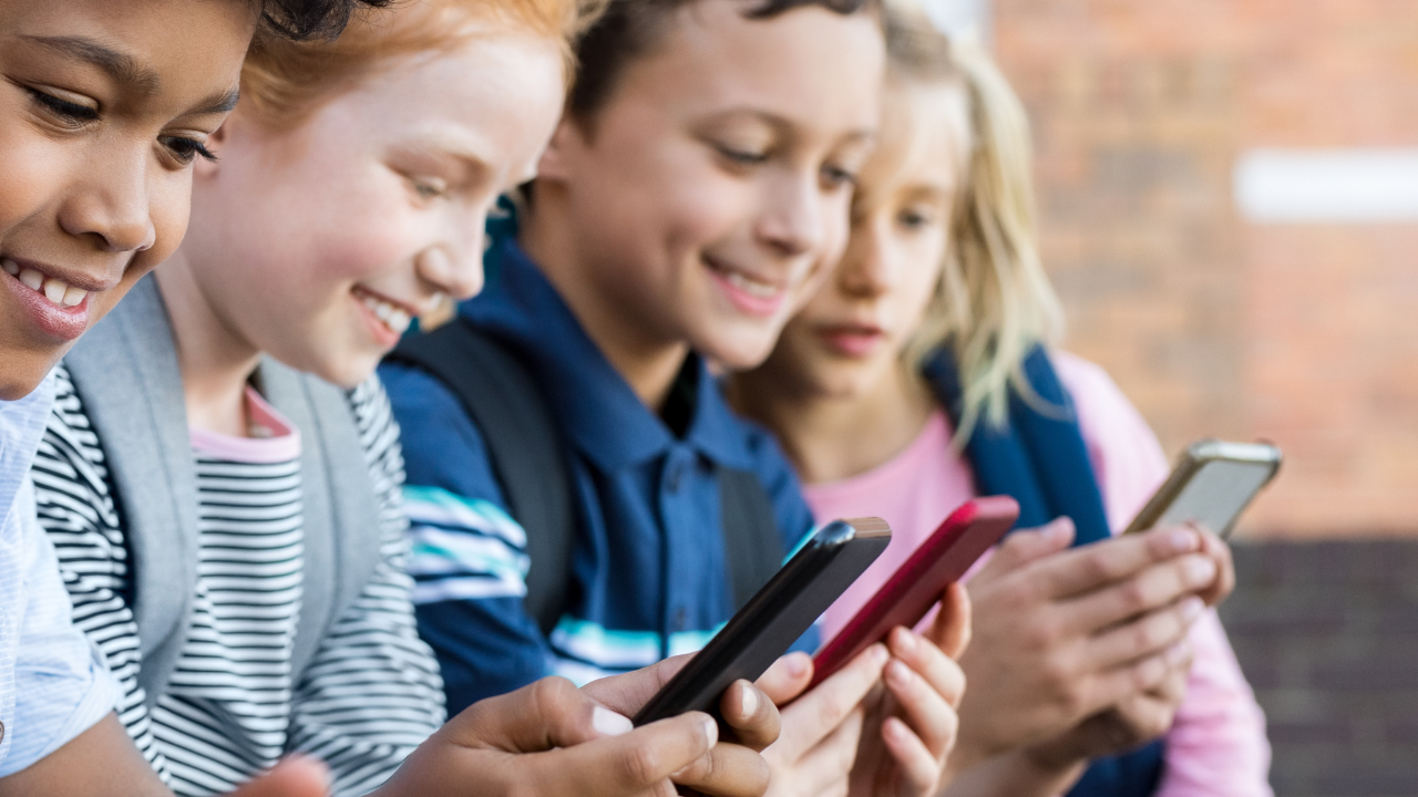 Da li zabraniti mobilne telefone u školama? Podeljena mišljenja u Ilinoisu?