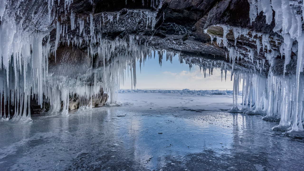 Otkrijte „Island srednjeg zapada“: Zaleđene ledene pećine dostupne pešačenjem od oko tri kilometra po zaleđenom jezeru