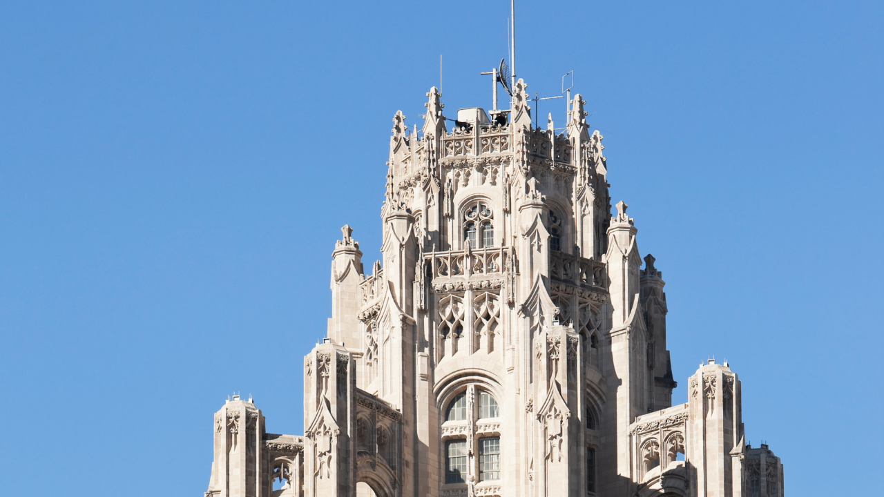 U srcu Čikaga možete dodirnuti delove svetskih znamenitosti, na jednoj zgradi