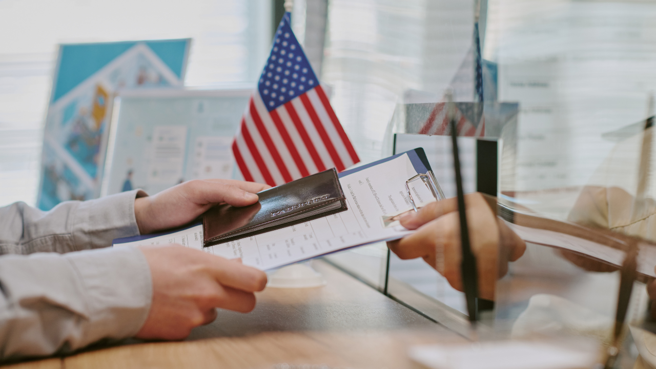 Nova ograničenja za vize u SAD: proširenje mera prema osobama povezanim sa protivničkim državama