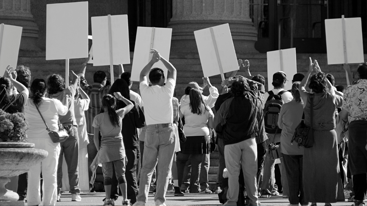 Protesti protiv ICE-a održani širom Čikaga nakon pucnjave u kojoj je učestvovao federalni agent