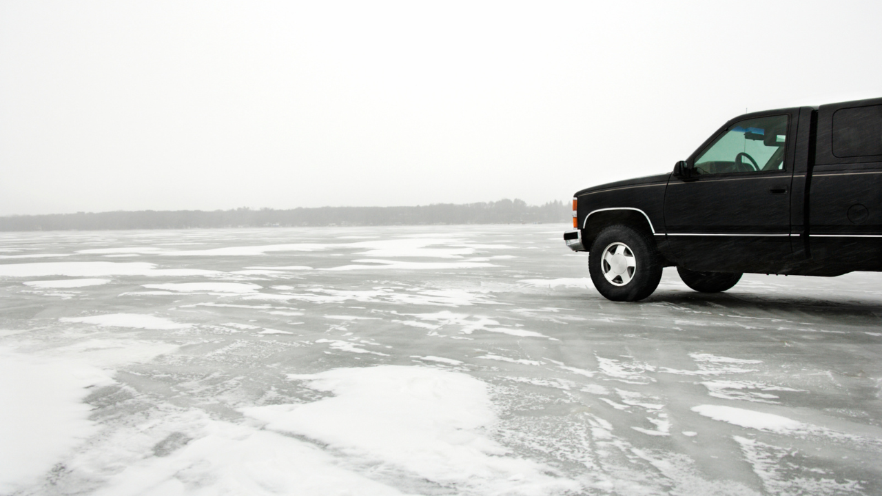 „Ledeni autoput“ na jezeru u Viskonsinu skraćuje vožnju sa sat vremena na svega 20 minuta