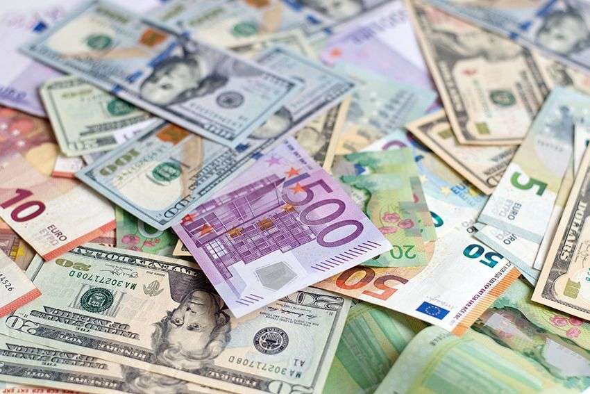 Dolar i evro se izjednačili prvi put nakon 20 godina