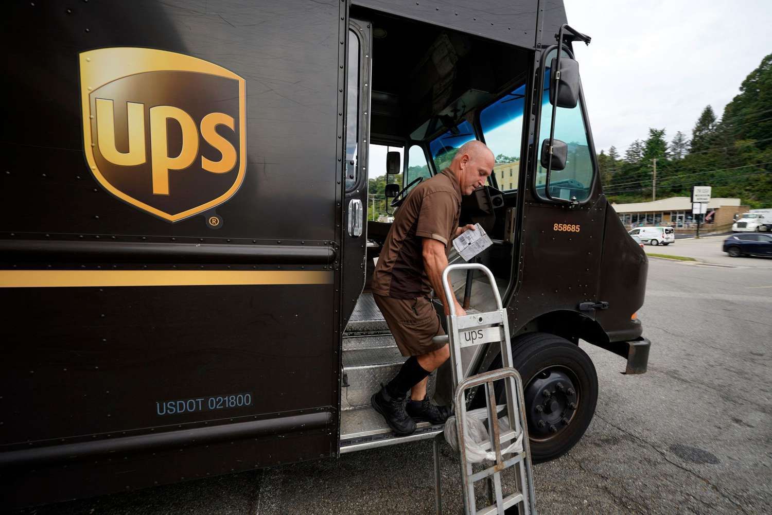 UPS će otpustiti 20.000 radnika u 2025. nakon što je prepolovio isporuke za Amazon