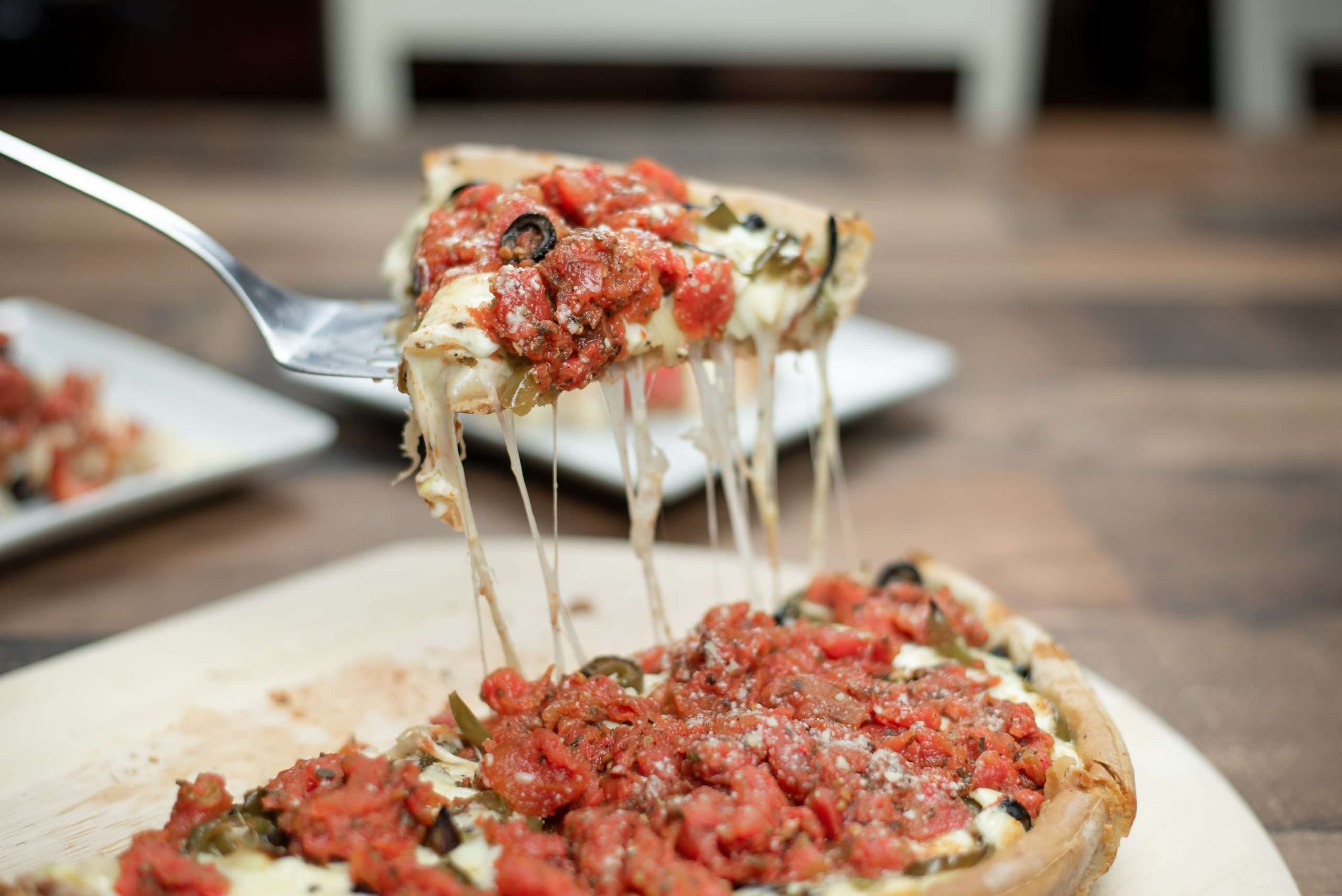 Portillo’s i Lou Malnati’s lansirali „Chicago Dog Deep Dish Pizzu“